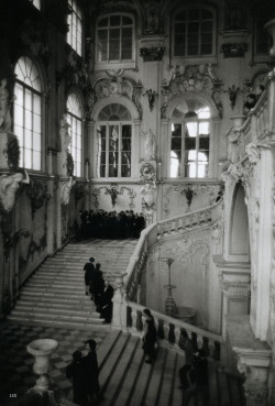 liquidnight:  Robert Lebeck Entrance to the world famous Hermitage, whose more than one thousand rooms are connected to the Winter Palace. Leningrad, 1962 From Robert Lebeck: Tokyo / Moscow / Leopoldville   Cudownie stylowe.