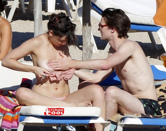 Doctor Who Matt Smith helps to hide his lady friend’s nips out on the beach
While out on the beach, Matt Smith’s girlfriend, Daisy Lowe as she suffers a bit of a wardrobe malfunction. Sounds like something a sonic screwdriver could fix.