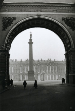 liquidnight:  Robert Lebeck View of the Castle Square and the Alexander Column through the Triumphal Arch. Leningrad, 1962 From Robert Lebeck: Tokyo / Moscow / Leopoldville 
