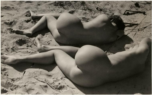 anneyhall:Two Nudes on a Beach (Hedwig Makiewitz + Vera Broido), 1930.Photo by Raoul Hausmann 