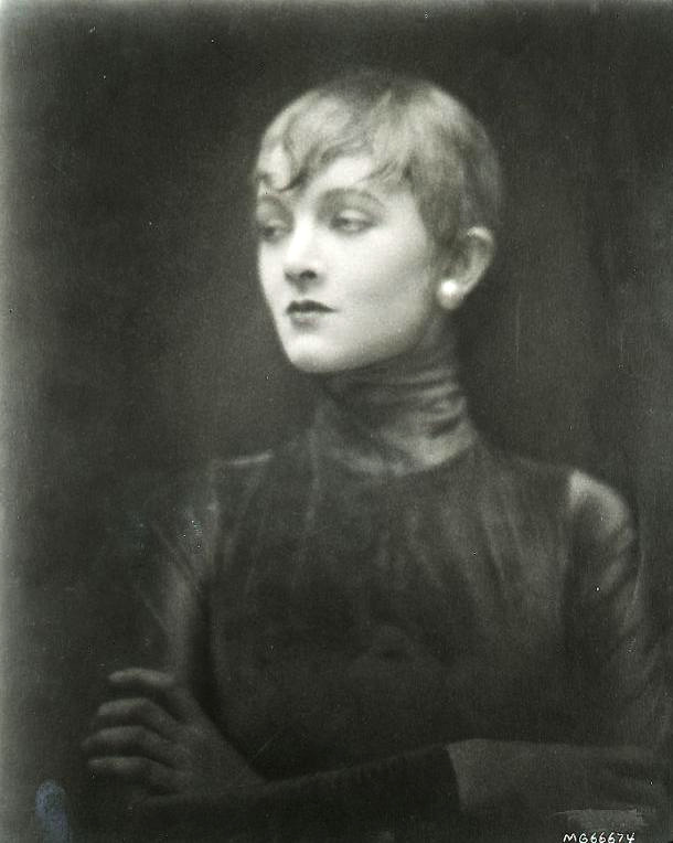wehadfacesthen:Amazing photo of Myrna Loy, 1920s, stolen from the amazing Chateau
