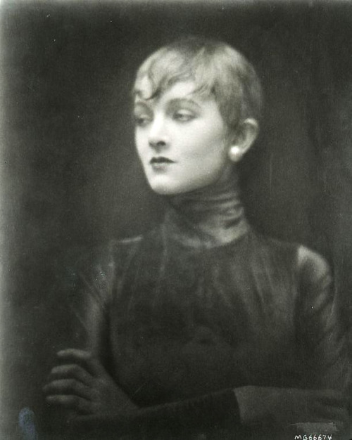 wehadfacesthen:Amazing photo of Myrna Loy, 1920s, stolen from the amazing Chateau Thombeau