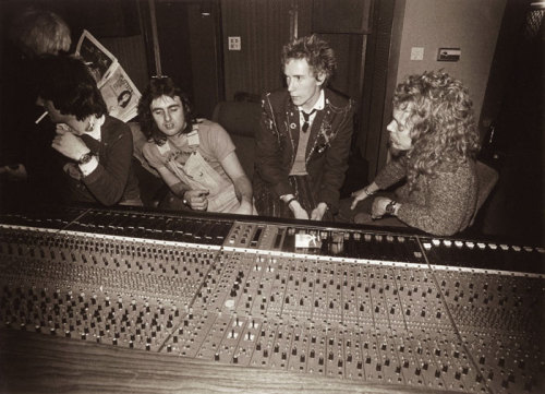 zombiesenelghetto:Johnny Rotten, in the studio, 1977. 