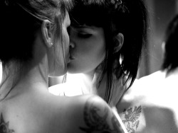 jacktheromanticfool:  tattooed girls kissing