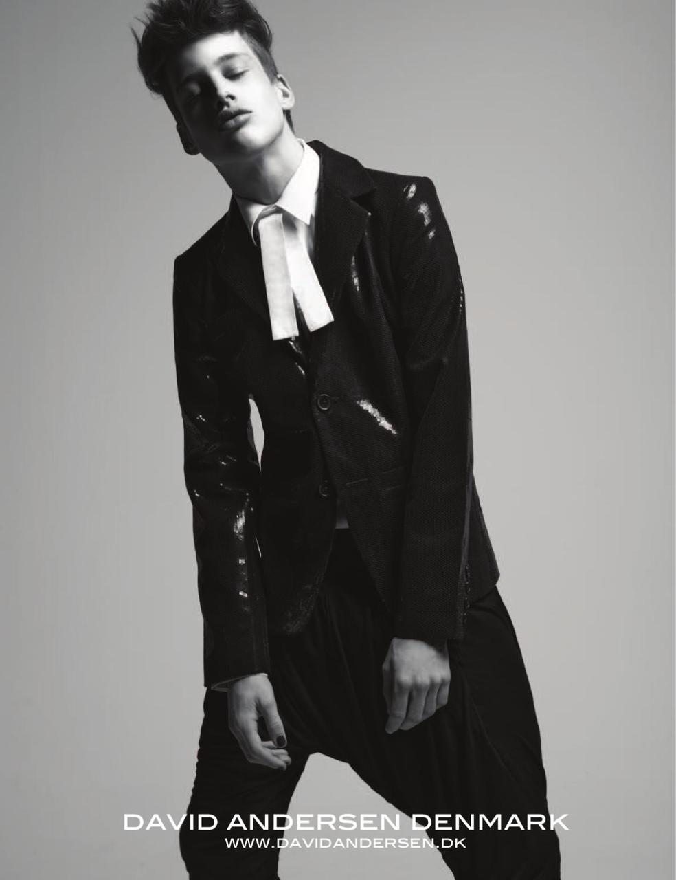 monstreux:  Whenever he appears on my dash, I feel the need to post a photo of him.