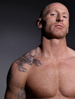 greyeyes00:  &lt;  blockquote&gt;  Gareth Thomas, the new gay icon. First rugby player to come out while still playing.