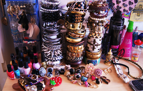 walkalongsong:  All the bangles! ♥_♥