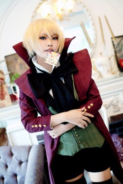 UNF this is the best Alois cosplayer eveeeeeer.