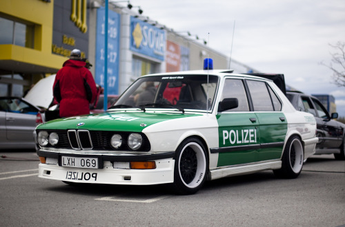 ach du lieber, mein e28 needs das weiss lips! motoriginal: Please pull me over: BMW 5-Series E28&nbs