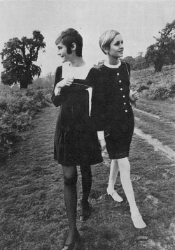 sore-thumbelina:  Twiggy and ? 