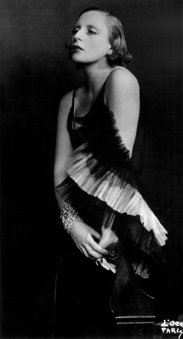 anneyhall:  Portrait of Tamara de Lempicka, 1929. Photo by Dora Kallmus   Apoteoza