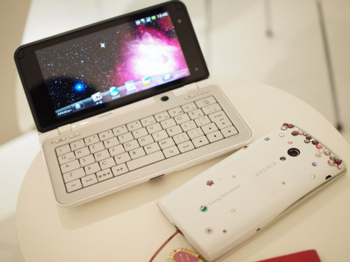n3rdh3ad:  Japanese phone-laptop.  