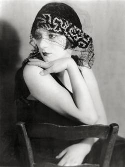 anneyhall:  Kiki De Montparnasse, 1922. Photo by Man Ray 