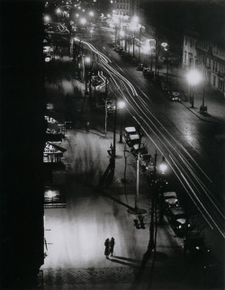 artemisdreaming:  so30s:liquidnight: Brassaï Deux filles faisant le trottoir   [Two Prostitutes Soliciting] Boulevard Montparnasse, Paris, 1932 From Brassaï, Paris   