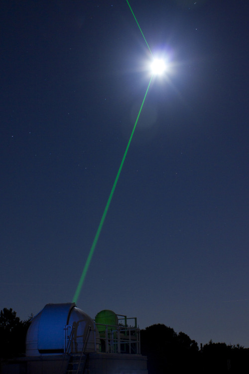 nemoi: amazing lunar laser show (via woodleywonderworks)