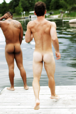 troyisnaked:  via gaystoners.com 