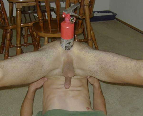 asilentseanisseldomheard:  Kitty litter in the background. 