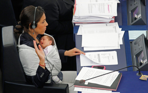 ©Reuters / Vincent Kessler Licia Ronzulli,  Italian MEP,  attended the plenary session of the  European Parliament in Strasbourg with her newborn girl this week, in order to draw attention on women’s rights. Licia Ronzulli was not the first one.