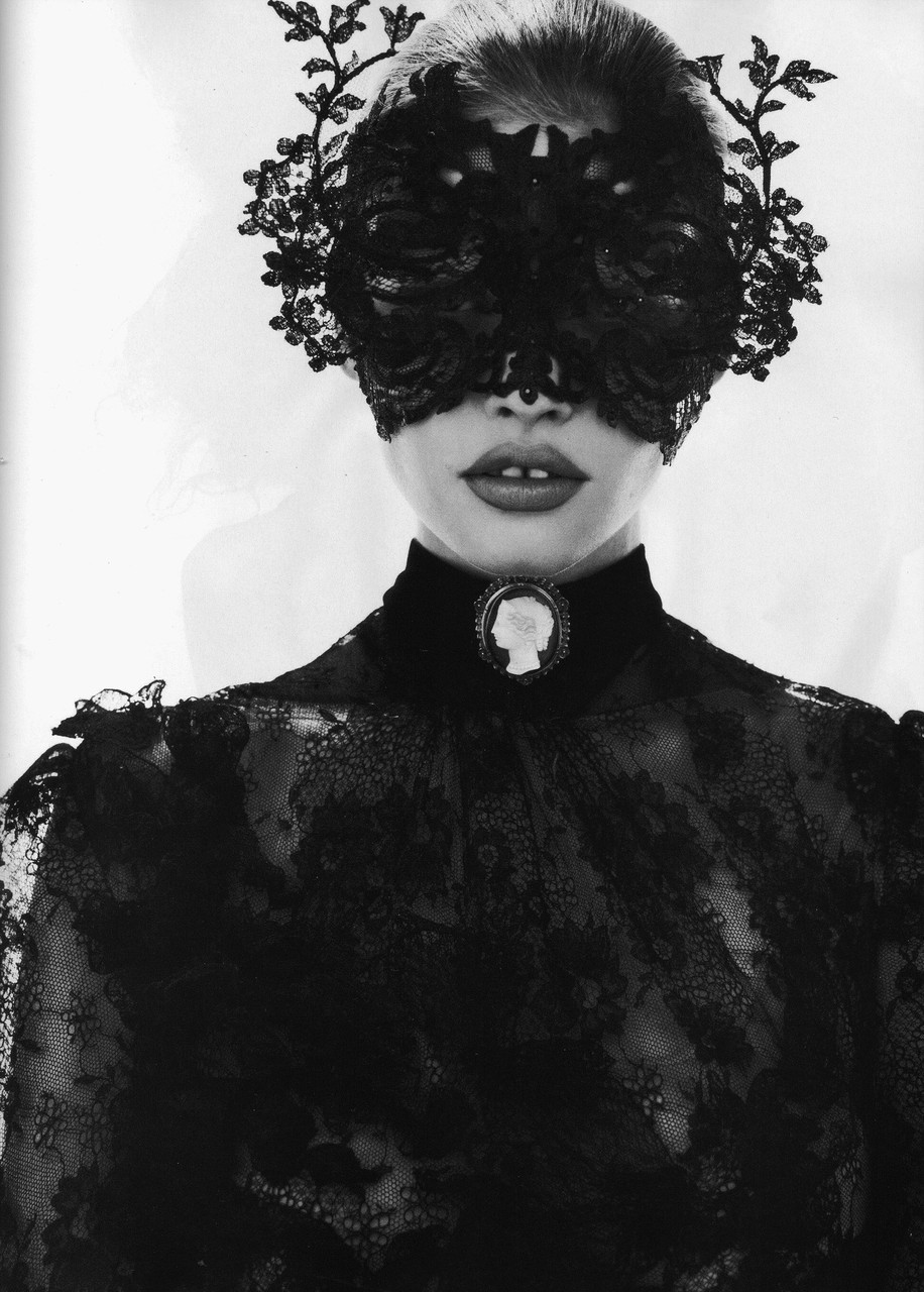 bohemea:  Lara Stone: Bal Masqué - Vogue Paris by Mert &amp; Marcus, October