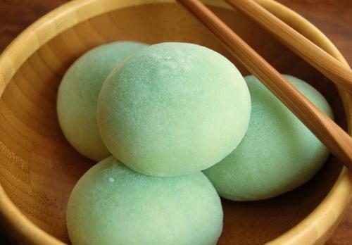 isbeaatrice:  thisloveandconfusion:  Green tea Mochi ice-cream Nom  omnomnom its so perfect and soft  dudde ur making me hungraaaay!!