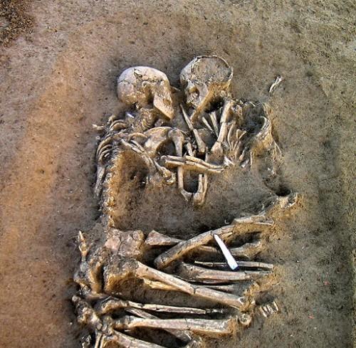 subliminalmindfuck:  These two skeletons from the Neolithic period have been discovered by archaeologists near Mantua in Italy and are beleived to be young lovers due to the presence of all the teeth. The Location of their eternal embrace was just 25
