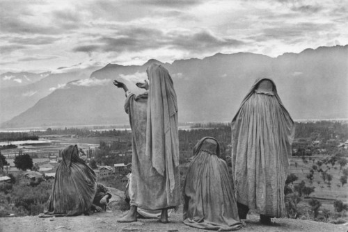 Porn Srinagar, Kashmir photo by Henri Cartier-Bresson, photos