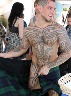 captainstevexxx:  tgri5th:  Logan, ya don’t gotta put the kilt back on  HNNNG  Sweet baby jesus.