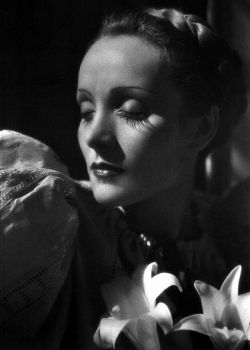 luzfosca:  wehadfacesthen:  via lucynic83   Marlene Dietrich, 1930s 