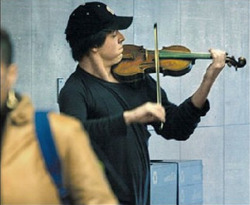 theculturecollective:  lizphilip:  mysticbluemonkey: Washington, DC Metro Station on a cold January morning in 2007. The man with a violin played six Bach pieces for about 45 minutes. During that time approximately. 2 thousand people went through the