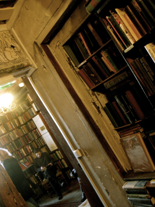 hotguysreadingbooks: It’s a hot guy.Reading a rare book.Surrounded by rare books.In Paris. Are