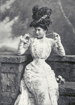 gothfashion:  Lillie Langtry (1898) 