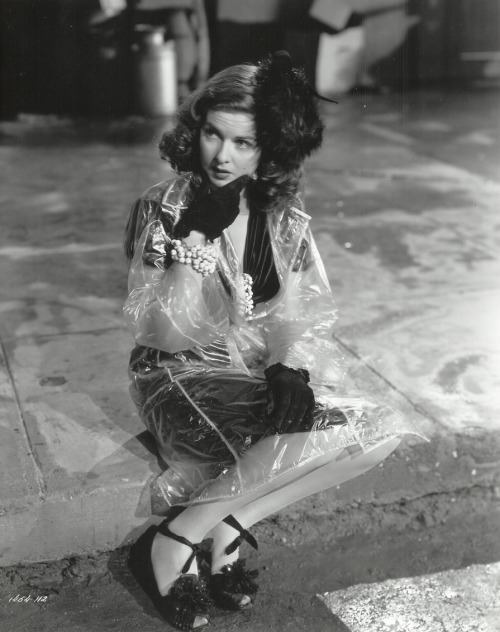 rendezvous-in-black: misstanwyck:  Joan Bennett  In Scarlet Street, where she’s deliciously aw