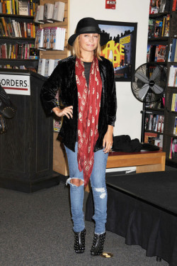 Nicole Richie in an Alexander McQueen Red/Gold Jersey Metallic Skull ScarfRetails at 踍 