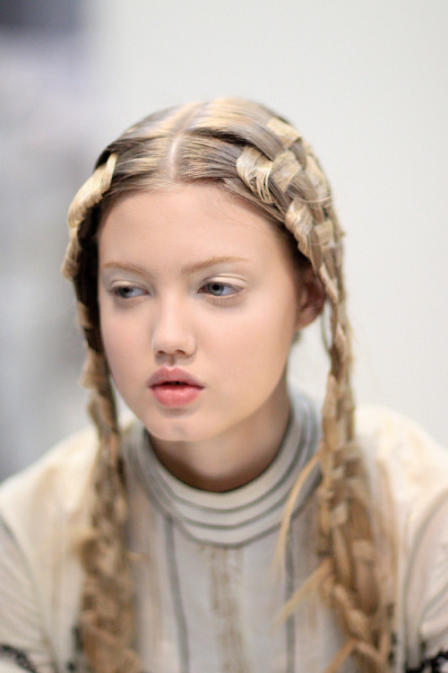 suicideblonde: Lindsey Wixson backstage at the Alexander McQueen Spring/Summer 2011 show Ethereal!