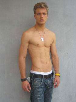 averagehotdudes:  Thin and fit 