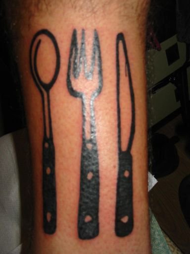 Una cuchara, un tenedor y un cuchillo.
