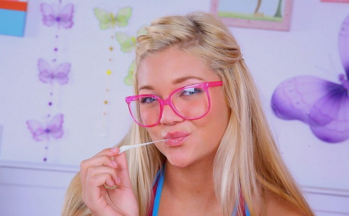 Porn photo jessieandrews:  Blonde hair, pink glasses:)