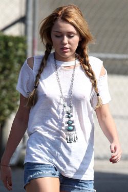 dungabunga:  Miley Cryus is cold #5