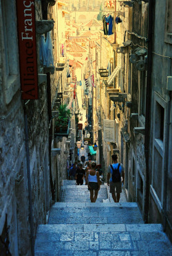 hresvelgr:  ysvoice:  | ♕ |  The Photo of the Day: Dubrovnik street - coastal capital of Croatia   (via noriichi | posted by  handa from TrekEarth)   ドブロブニク, クロアチア 