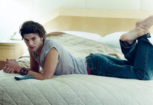 Ashton in jeans!  Would love to see Ashton outta jeans! gayfootlover:  Ashton Kutcher 