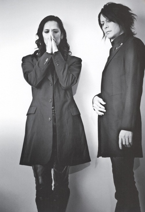 hailgun:  aristocraticelegance:  Sakurai Atsushi and Issay PHY magazine via jrock scans on livejournal.   Such a beautiful couple.   Czas chyba wrócić do ficka.