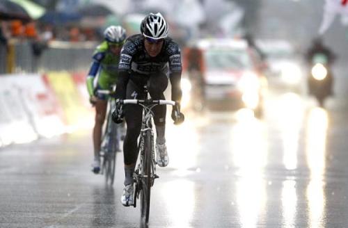 fuckyeahcycling:Giro di LombardiaJakob Fuglsang (Saxo Bank) outsprints Vincenzo Nibali (Liquigas - D