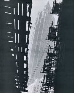 liquidnight:  Andreas Feininger The Cities Service Building at 70 Pine Street with the Second Avenue El at left New York City, circa 1940s From New York in the Forties 