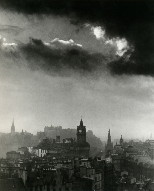 liquidnight:  Bill Brandt Edinburgh, 1942 From The Photography of Bill Brandt 