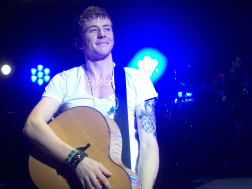 fuckyeahflones:  mcflyalways:   but just a smile from you told through my defenses!!   q foto liiiiiiiinndaaaaaaaaaaaa!! *_______*  coisa gostosa ai deus, só não como porque seria canibalismo 