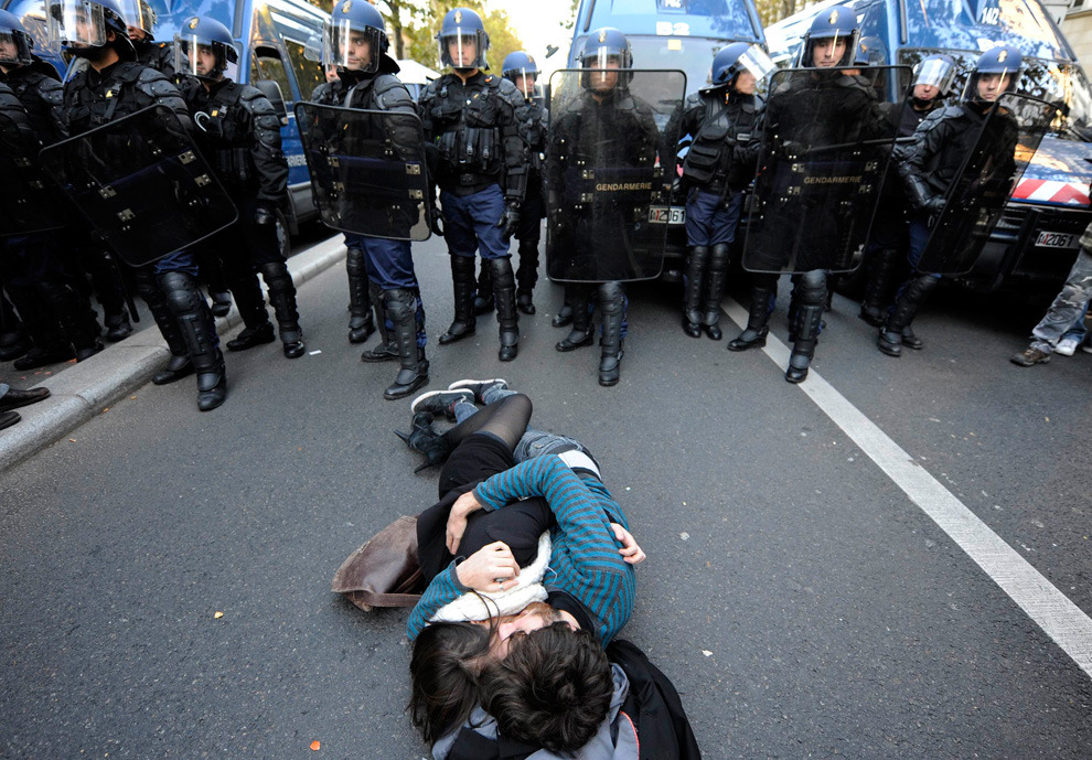 sexismandthecity:  French  high school students kiss on the road in front of the