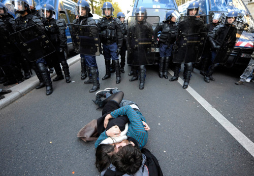 sexismandthecity:  French  high school students kiss on the road in front of the police at the end  of a demonstration over pension reform in Paris October 21, 2010. France on strike  