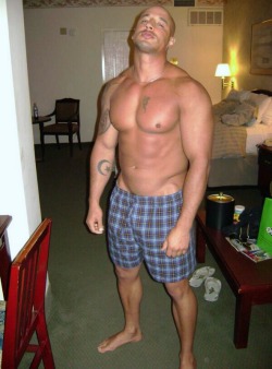 darkmuscl:  buff stud www.darkmuscl.tumblr.com 