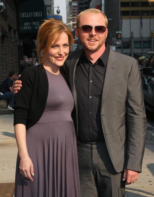 ihavenoconceptofyou:Gillian Anderson and Simon Pegg arriving at Letterman July 28th, 2008oh and this