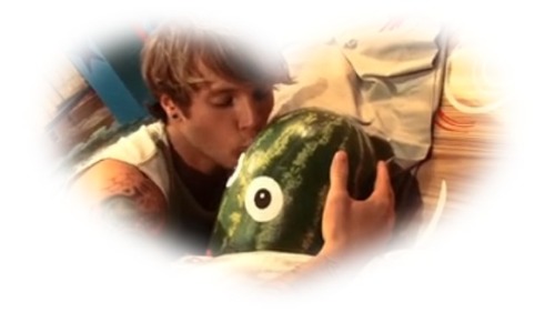tayejonesbrasil:  mcflypaty:  dougie’s new lover  e nosso menino nunca vai crescer rsrsrs JESUS 
